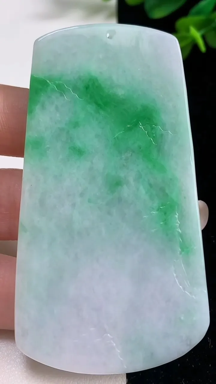 天然A货翡翠山水牌吊坠，尺寸76.5-42-5.5，重量:44.39g
9月6日