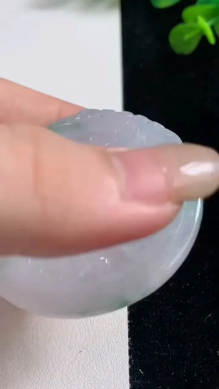 天然A货翡翠冰种飘花生肖马吊坠，尺寸48.6-4，重量:21.26g
9月6日