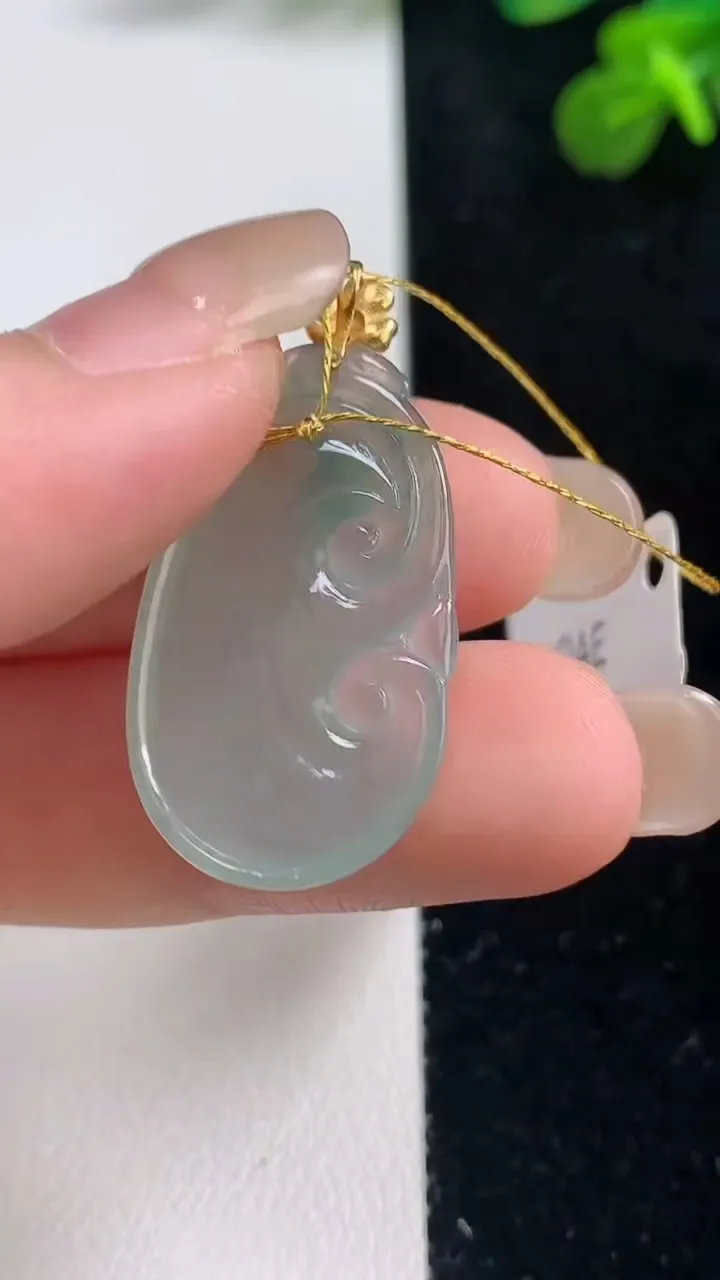 天然A货翡翠种飘花如意吊坠，尺寸27.8-16.4-3.4，重量:3.53g
9月6日