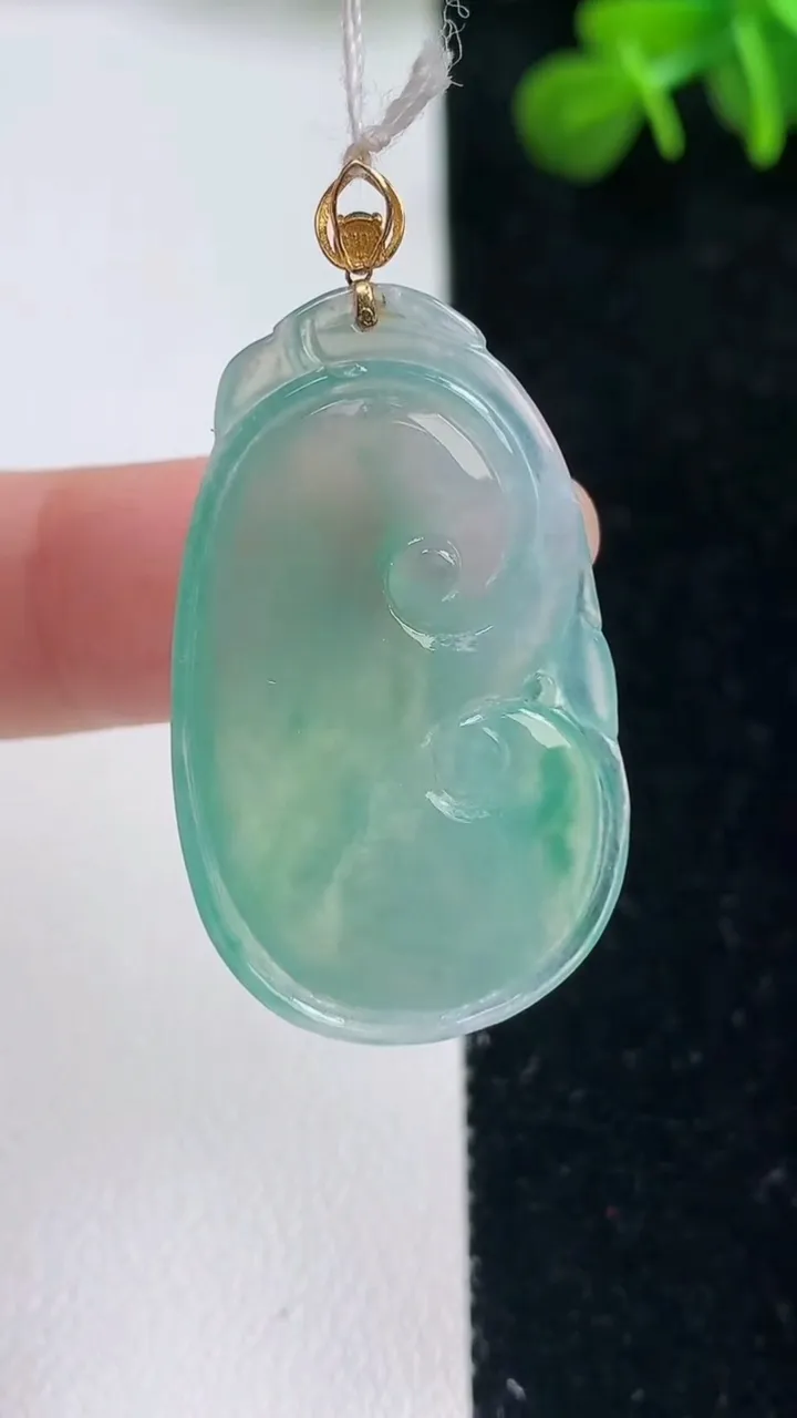 天然A货翡翠如意吊坠，尺寸35-21-3.5，重量:5.58g
9月6日