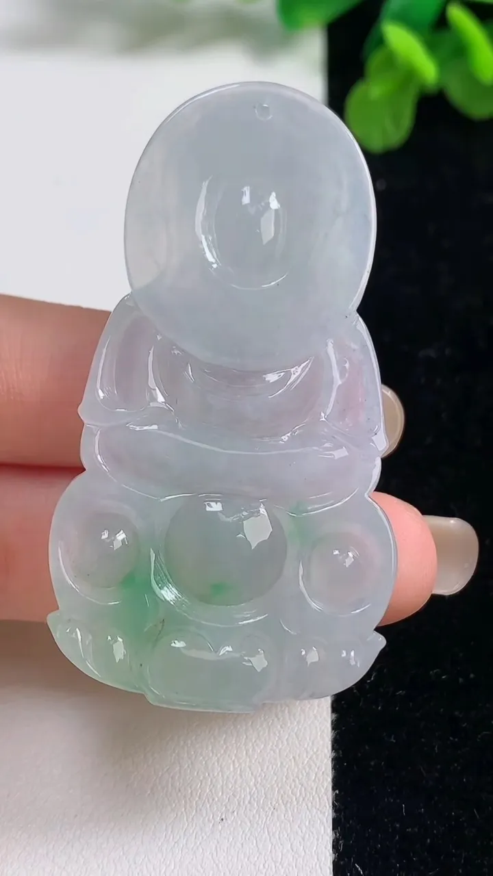 天然A货翡翠正装观音菩萨吊坠，尺寸57.4-31.4-6.4，重量:19.25g
9月6日