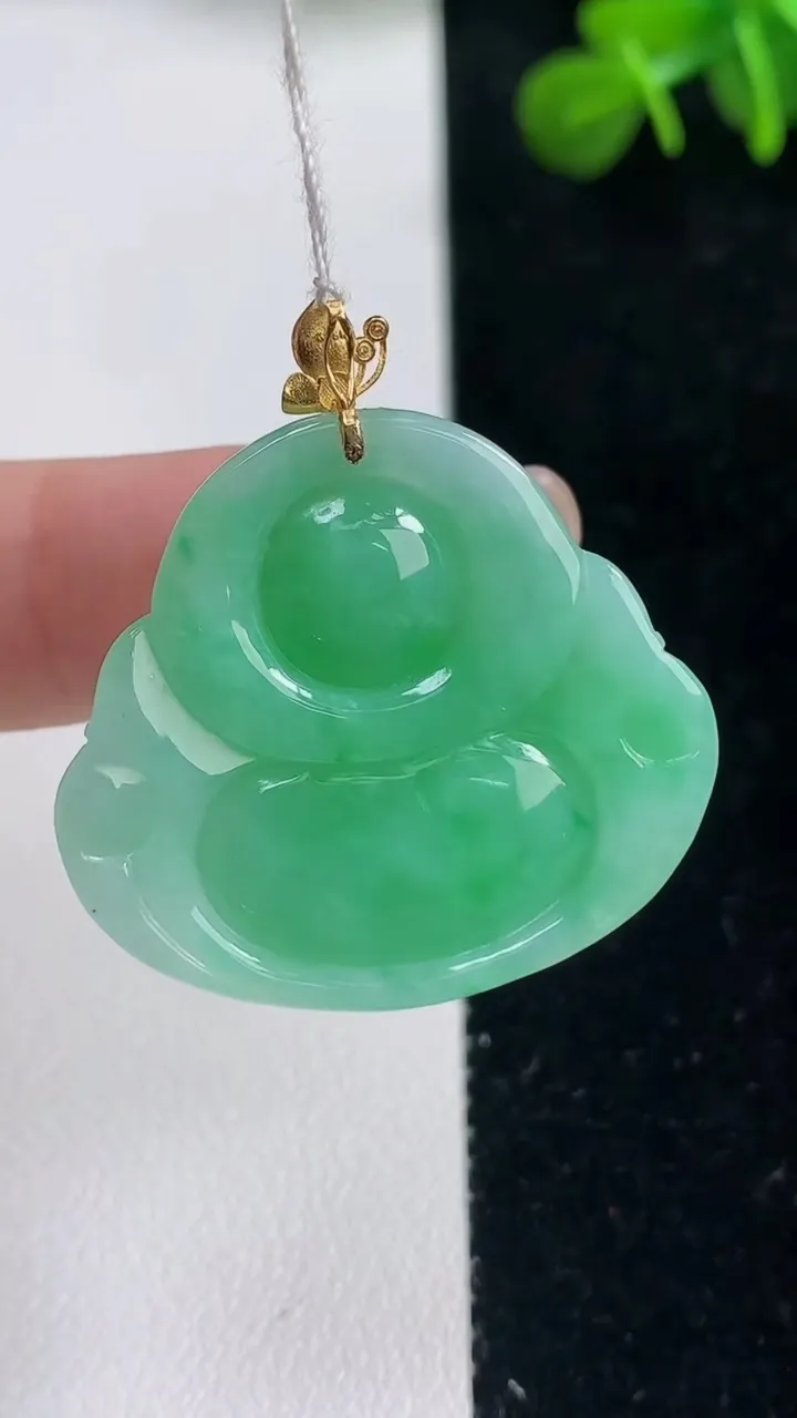 天然A货翡翠佛公吊坠，尺寸27.4-30.6-6.4，重量:8.54g
9月6日
