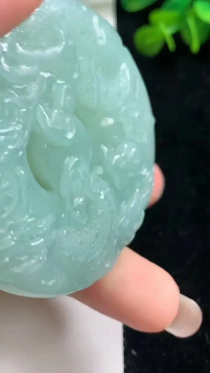 天然A货翡翠双龙戏珠 龙牌吊坠，尺寸55-12，重量:68.87g
9月6日