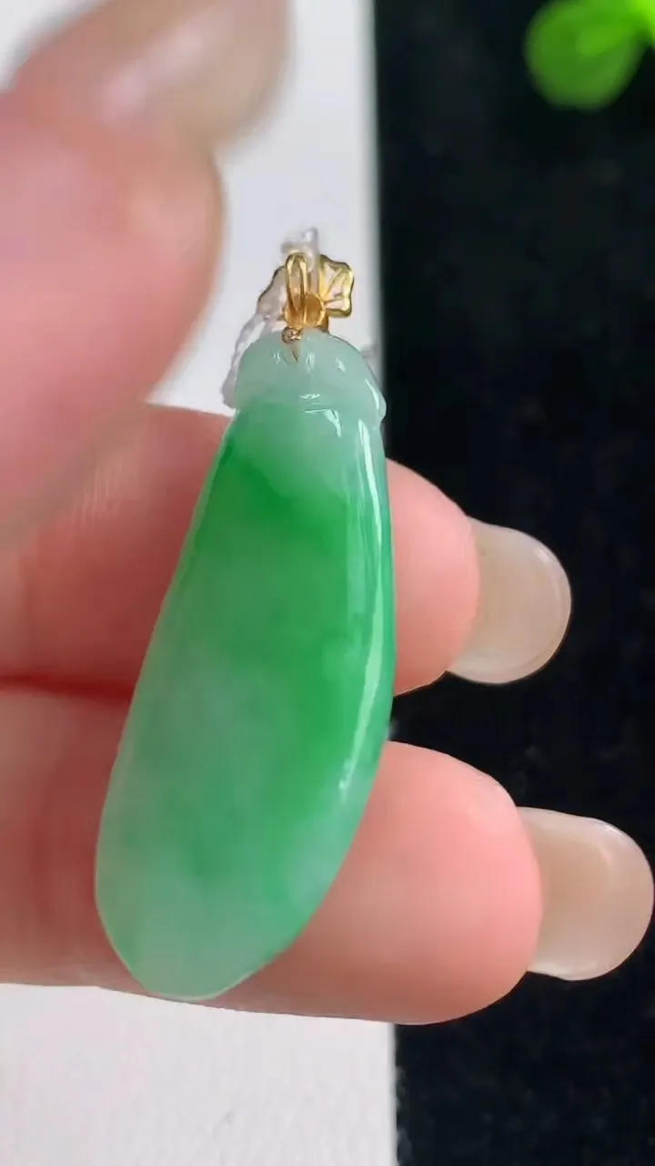 天然A货翡翠福瓜吊坠，尺寸32.2-12-5.4，重量:4.89g
9月6日