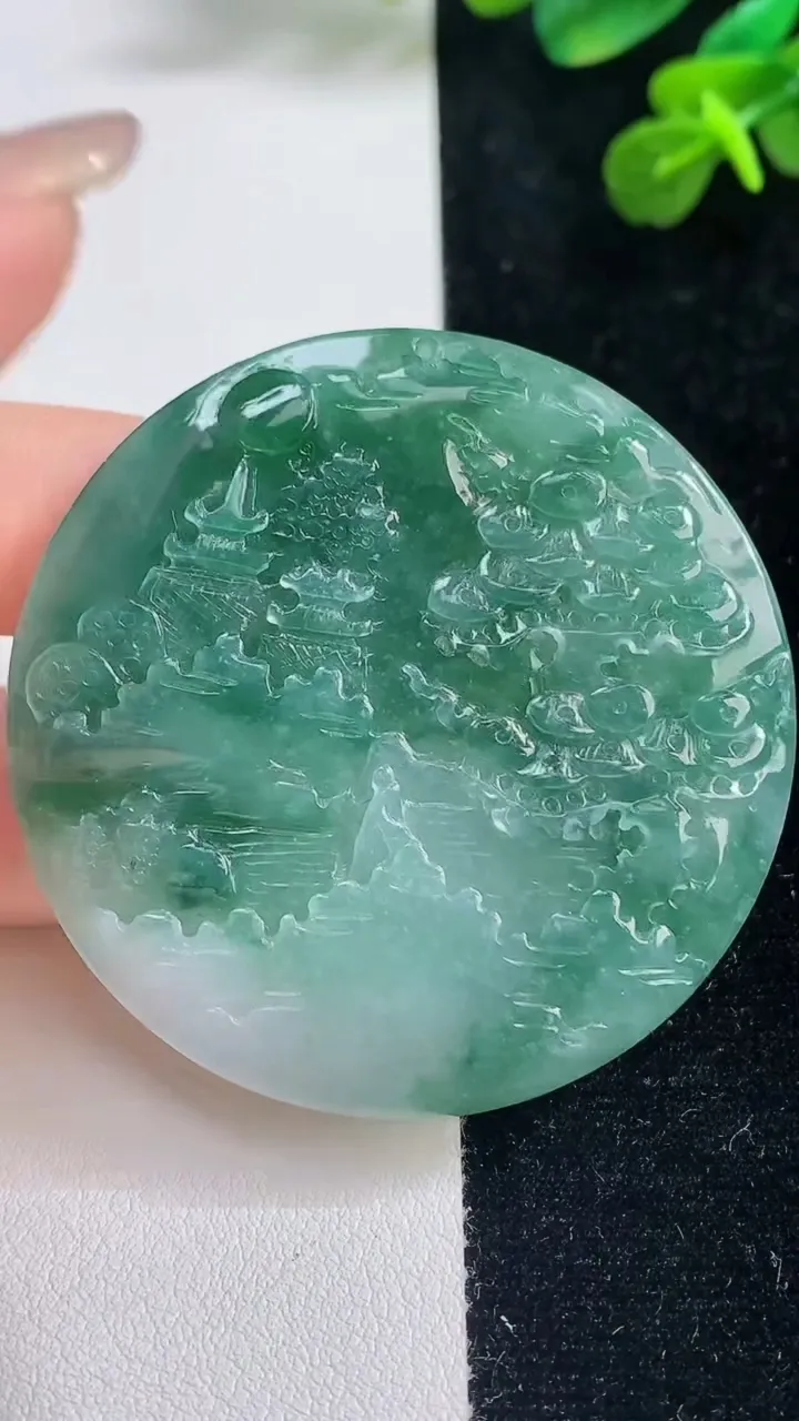 天然A货翡翠牌吊坠，尺寸50.7-5.5，重量:34.46g
9月6日
