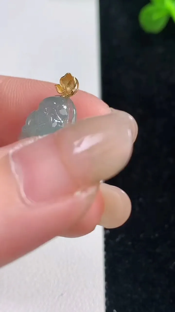 天然A货翡翠站佛 佛公吊坠，尺寸22.7-13.6-5.2，重量:2.49g
9月6日