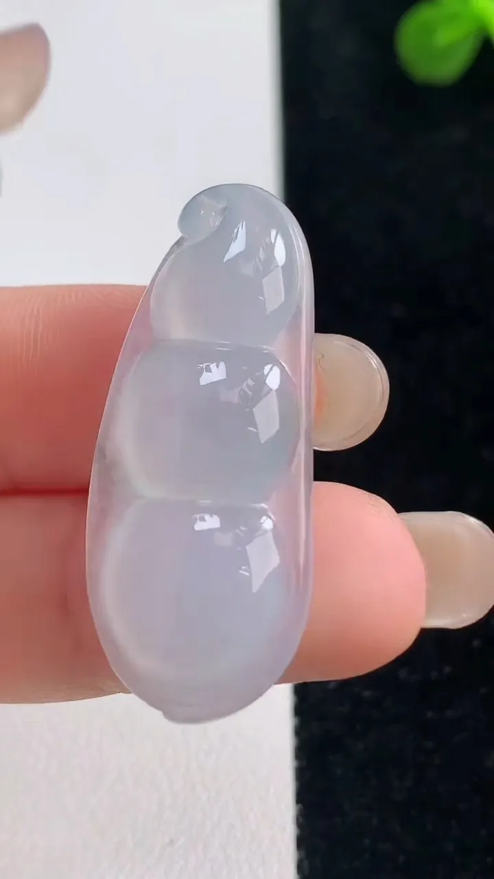 天然A货翡翠冰种飘花福豆吊坠，尺寸35.4-15-6，重量:5.36g
9月6日