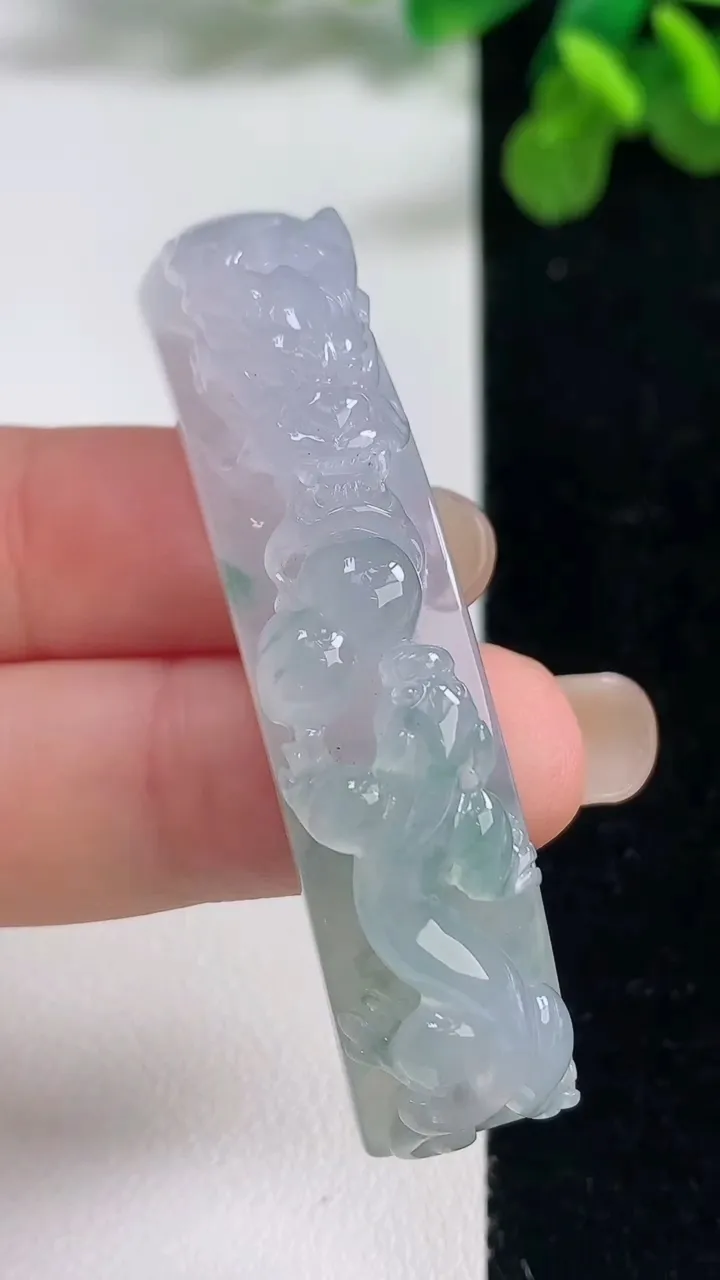 天然A货翡翠种飘花龙龙手牌，尺寸58.6-12.4-10，重量:20.68g
9月6日
