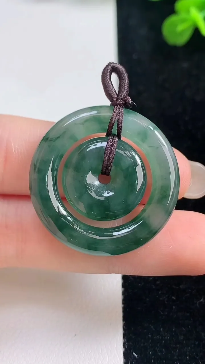 天然A货翡翠飘花母子平安扣吊坠，尺寸30.5-5，重:8.04g
9月6日