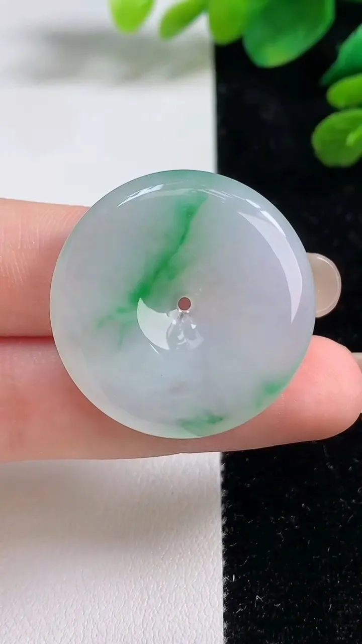 天然A货翡翠平安扣吊坠，尺寸31-5.3，重量:11.26g
9月6日