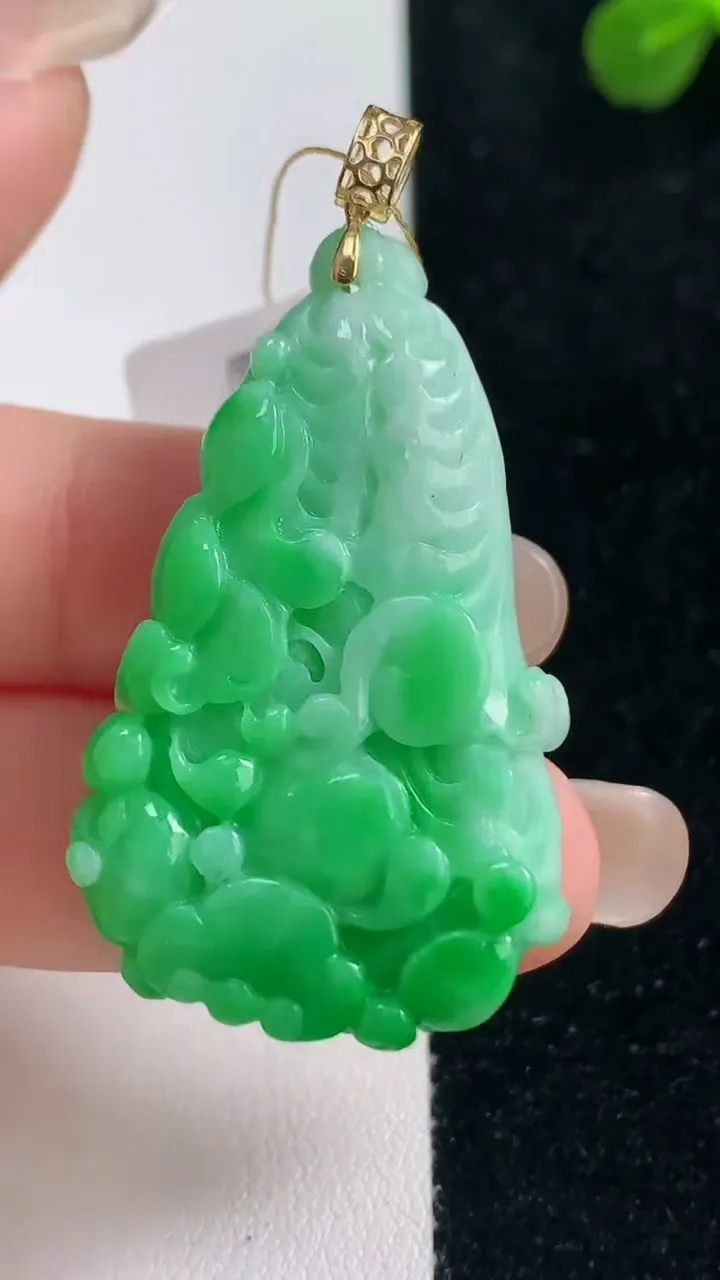 天然A货翡翠白菜吊坠，尺寸39.7-22.7-9.3，重量:15.23g
9月6日