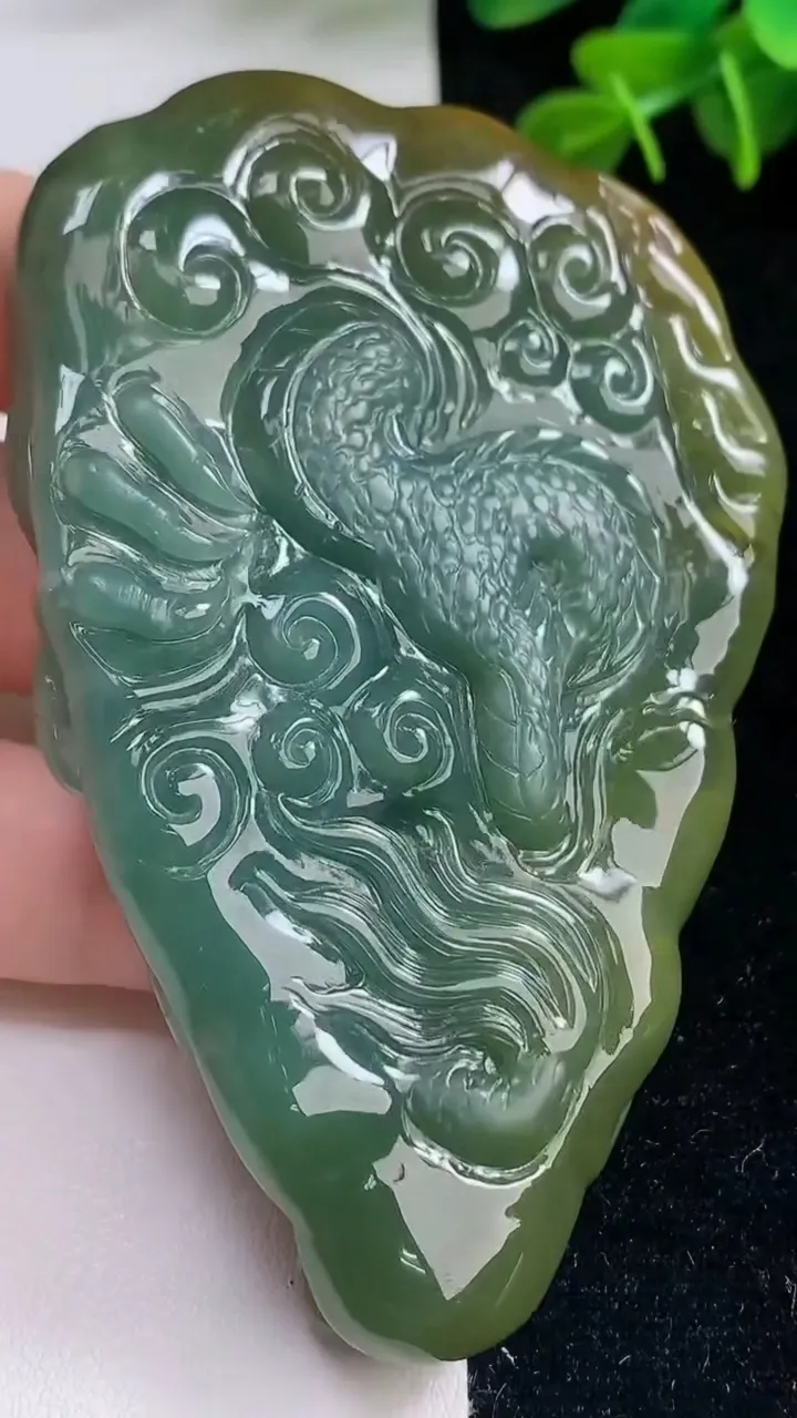天然A货翡翠蓝水双彩龙牌吊坠，尺寸80-52.2-11.8，重量:88.75g
9月6日