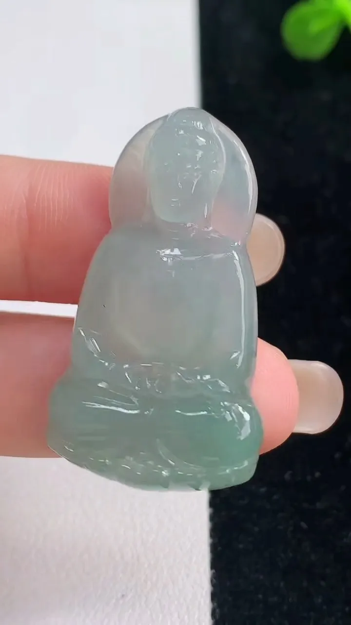 天然A货翡翠大日如来吊坠，尺寸38-21.6-5.3，重量:7.50g
9月6日
