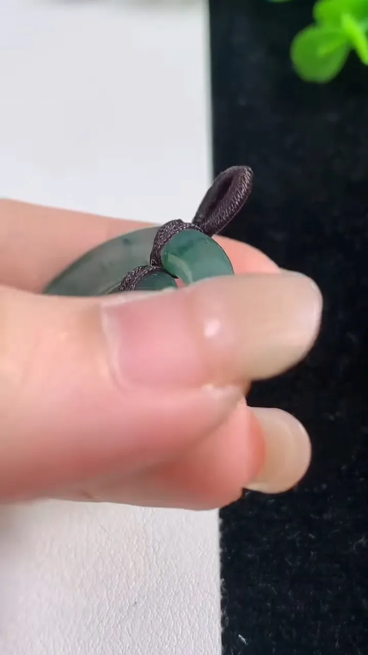 天然A货翡翠飘花母子平安扣吊坠，尺寸30.5-5，重:8.04g
9月6日