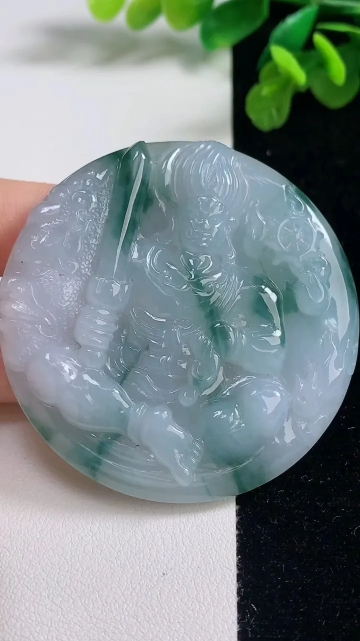 天然A货翡翠冰种飘花不动明王吊坠，尺寸57.6-8，重量:52.40g
9月6日
