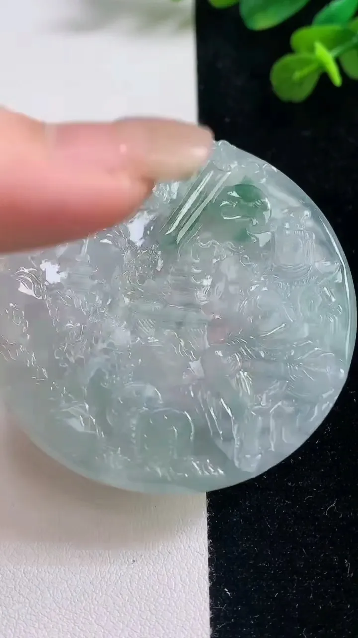 天然A货翡翠牌吊坠，尺寸56-4.6，重量:30.68g
9月6日