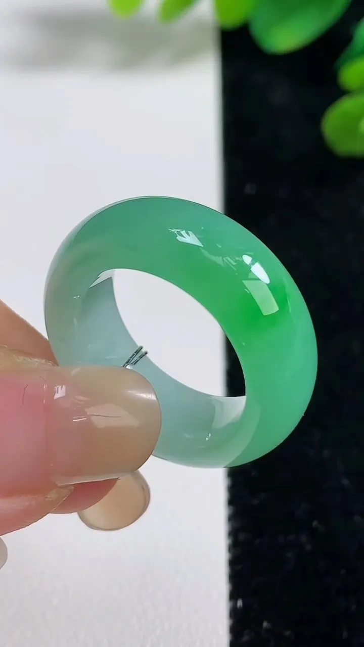 天然A货翡翠指环戒指，尺寸18-8.8-4.3，重量:8.42g2025年9月6日
工厂直销收藏佳品,种好水足，色泽均匀，有种有色，上手高大气！