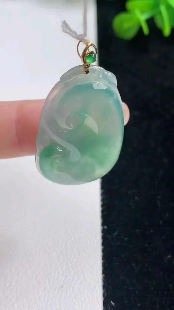 天然A货翡翠如意吊坠，尺寸35-21-3.5，重量:5.58g
9月6日