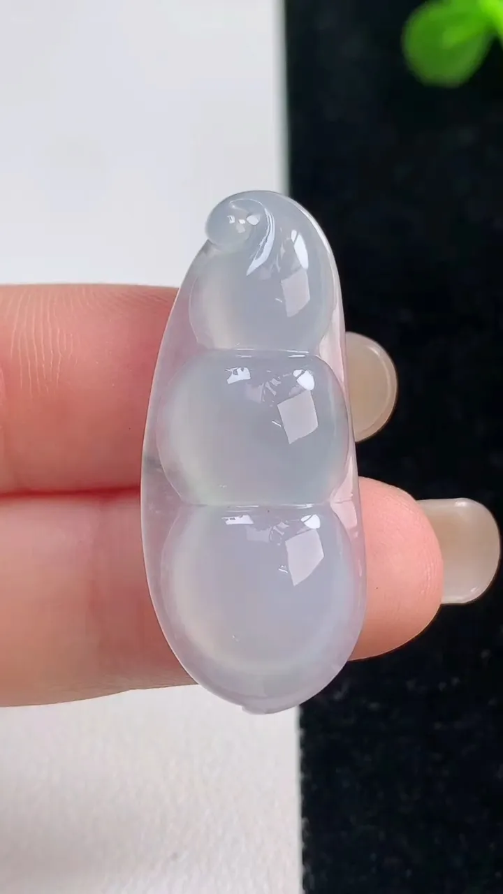 天然A货翡翠冰种飘花福豆吊坠，尺寸35.4-15-6，重量:5.36g
9月6日