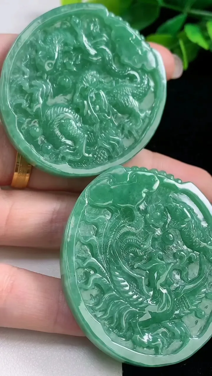 天然A货翡翠龙凤呈祥吊坠一对，尺寸52.7-46.6-5.8，重量:67.09g
9月6日