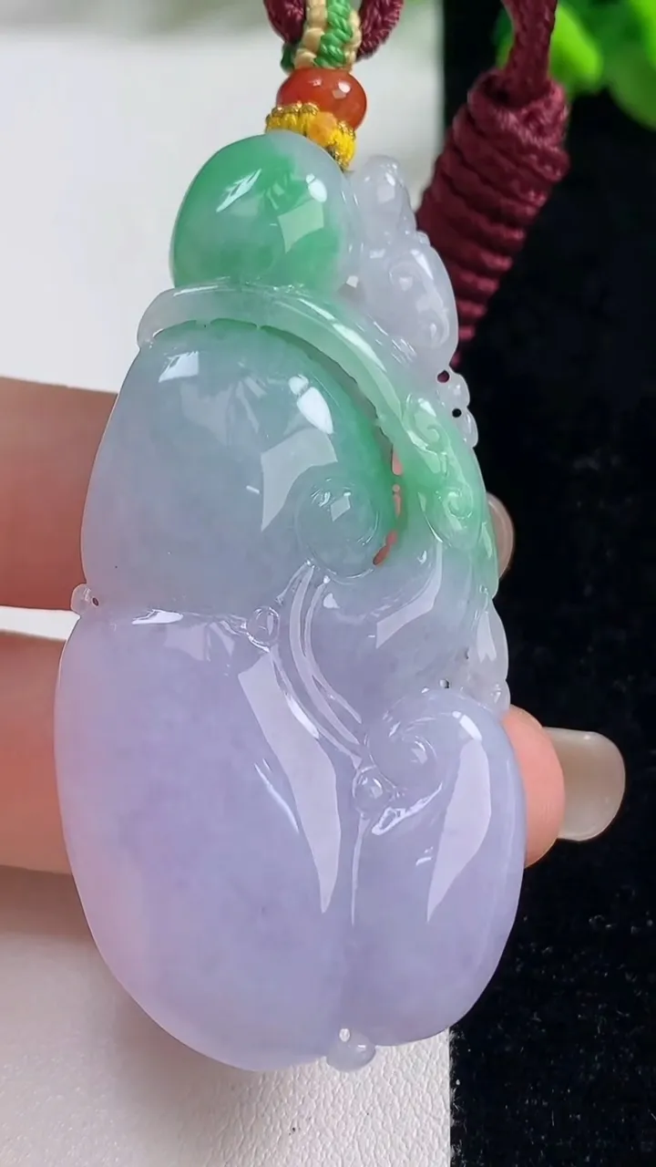 天然A货翡翠春带彩紫罗兰蜻蜓吊坠，尺寸58.6-29.8-13，重量:40.89g
9月6日