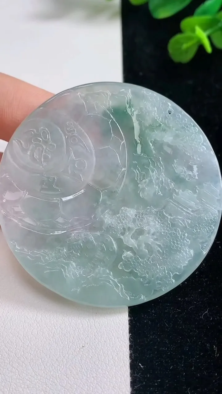 天然A货翡翠牌吊坠，尺寸56-4.6，重量:30.68g
9月6日