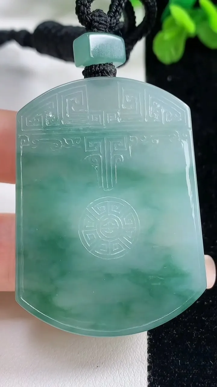天然A货翡翠种飘花仿古无事牌吊坠，尺寸52.5-38.5-5.8，重量:40.18g
9月6日