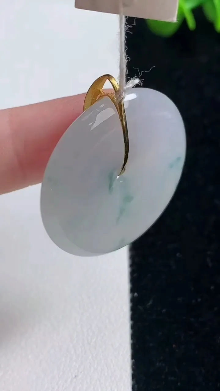 天然A货翡翠种飘花平安扣吊坠，尺寸30.7-5.3，重量:11.30g
9月6日