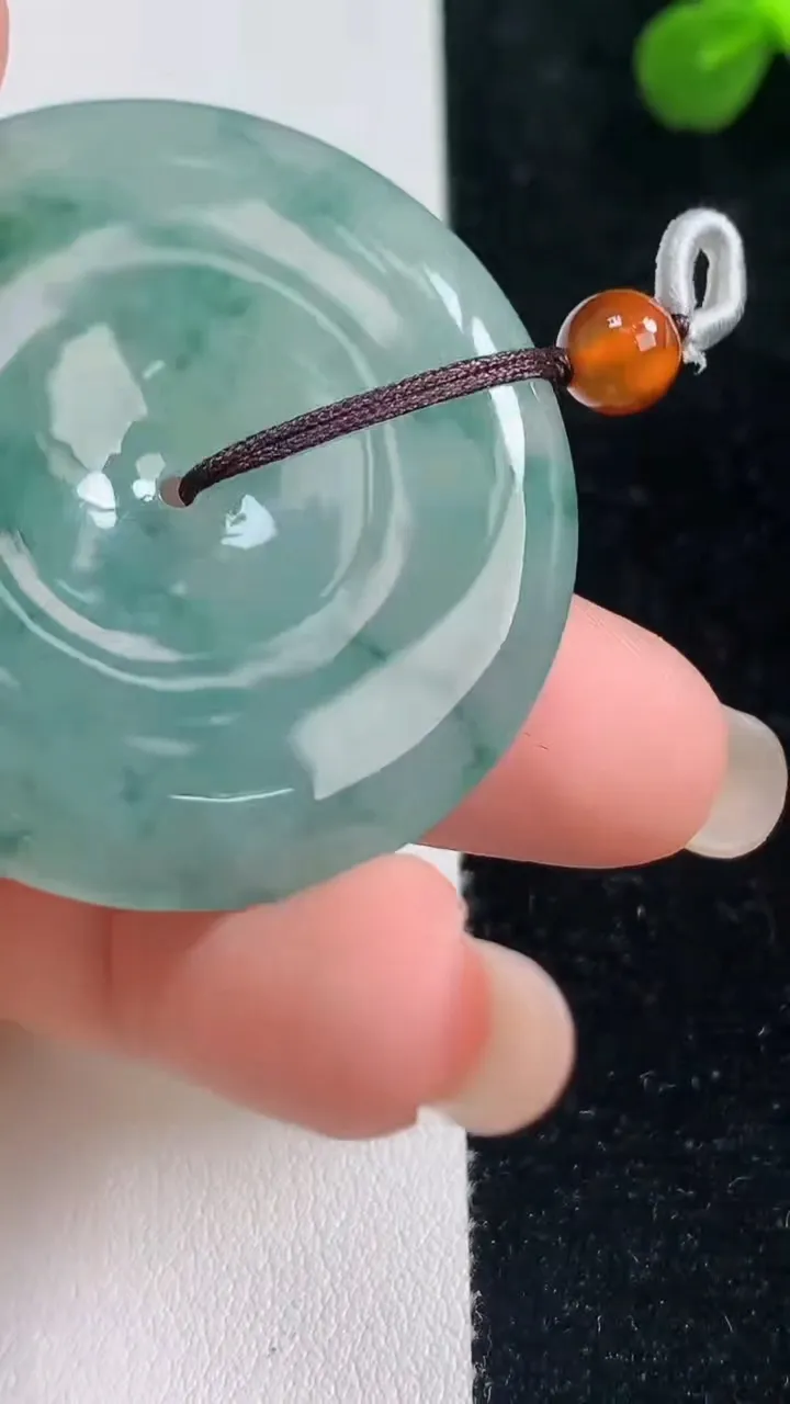 天然A货翡翠冰种飘花平安扣吊坠，尺寸40.5-5.7，重量:21.83g
9月6日