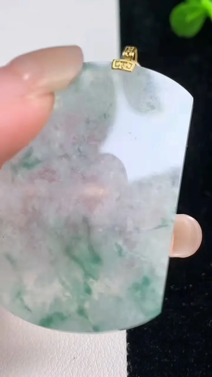 天然A货翡翠种飘花无事牌吊坠，尺寸50.5-34.8-2.6，重量:14.38g
9月6日