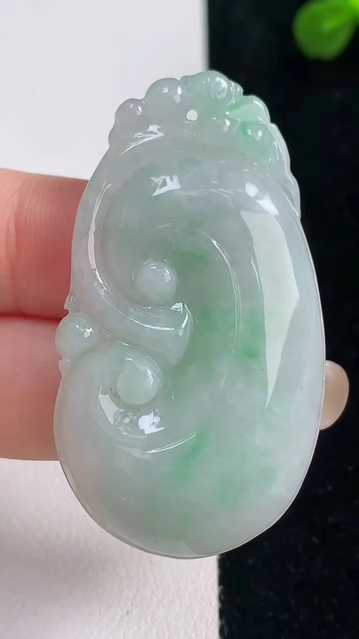 天然A货翡翠如意吊坠，尺寸48.5-26.3-5.6，重量:13.26g
9月6日