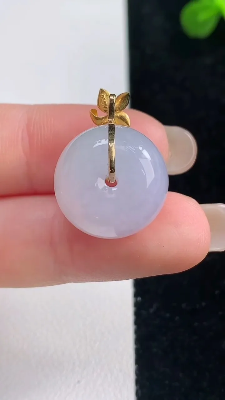 天然A货翡翠种白冰路路通吊坠，尺寸17-11.7，重量:7.34g
9月6日