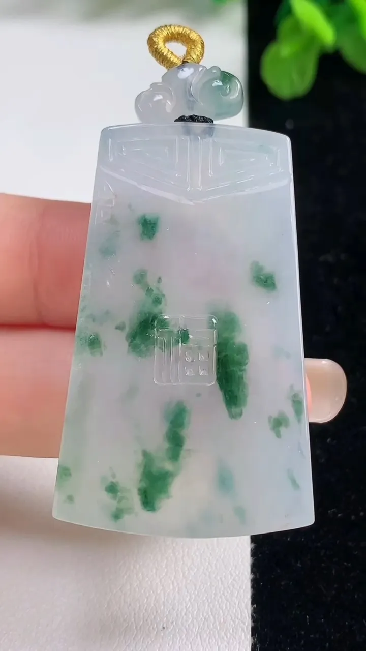 天然A货翡翠种飘花仿古无事牌吊坠，尺寸46-23-4.5，重量:18.00g
9月6日