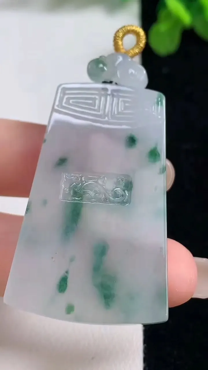 天然A货翡翠种飘花仿古无事牌吊坠，尺寸46-23-4.5，重量:18.00g
9月6日