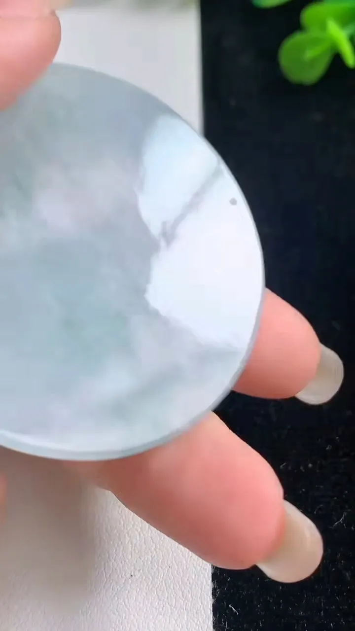 天然A货翡翠飘花大日如来吊坠，尺寸 51.2-5.7，重:28.21g
9月6日