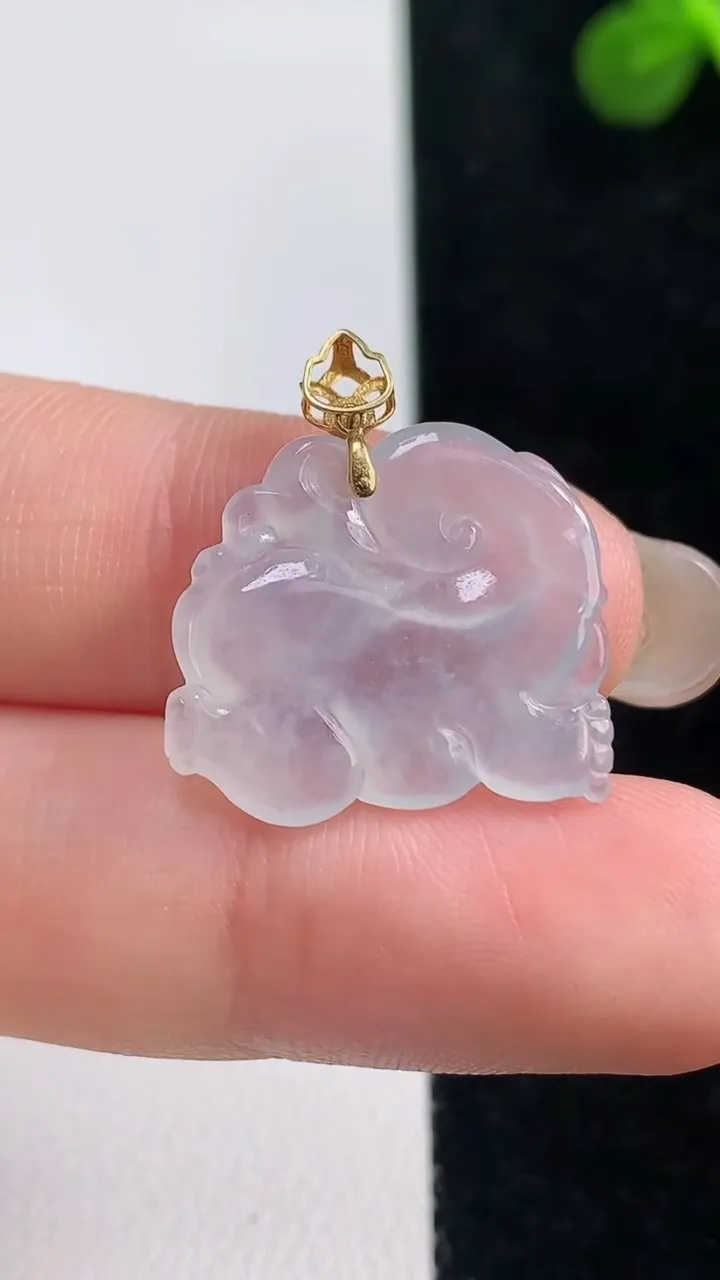 天然A货翡翠种白冰小象吊坠，尺寸16-19.8-3，重量:2.30g
9月6日