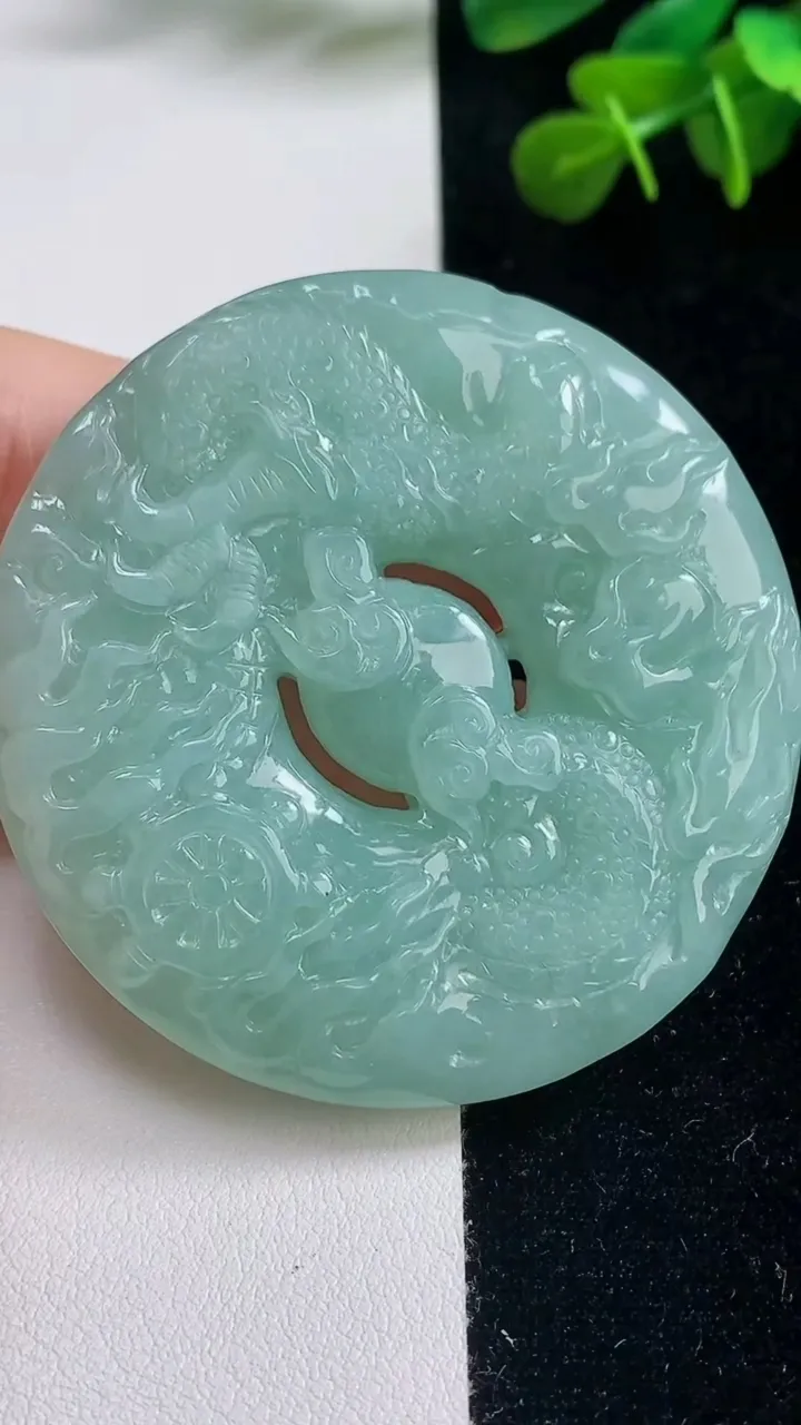 天然A货翡翠双龙戏珠 龙牌吊坠，尺寸55-12，重量:68.87g
9月6日