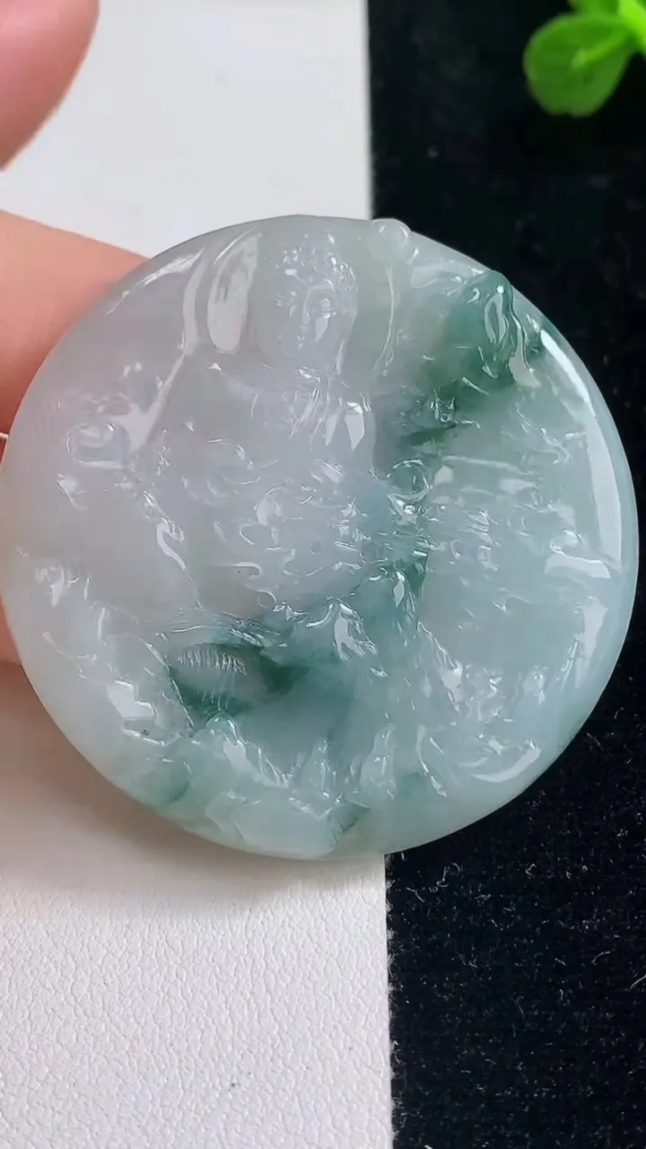 天然A货翡翠大日如来吊坠，尺寸48-5，重:24.10g
9月6日