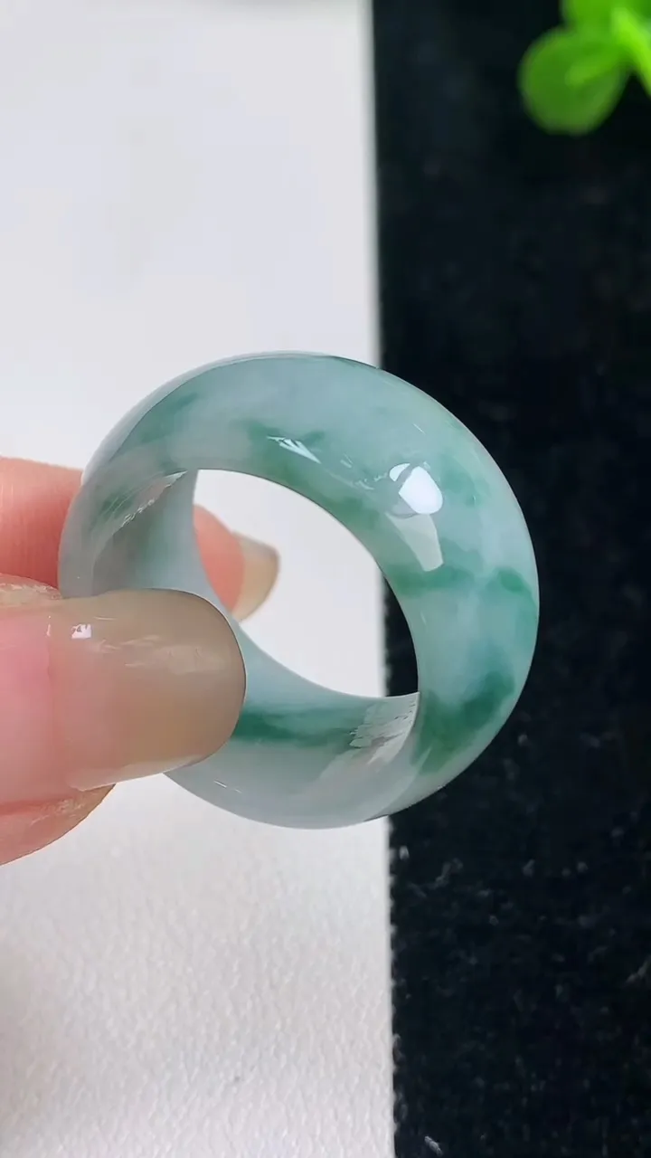 天然A货翡翠飘花指环扳指，尺寸20.5-13-4，重:10.46g2025年9月6日
工厂直销收藏佳