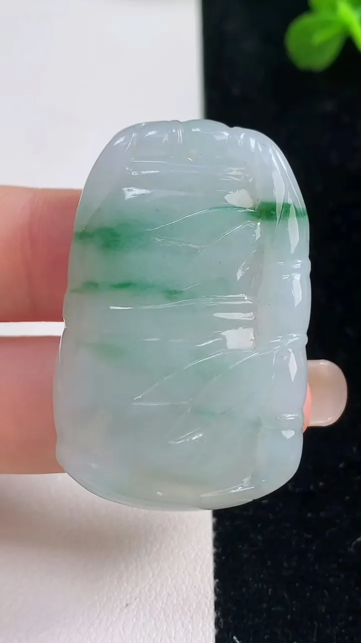 天然A货翡翠节节高升 竹节吊坠，尺寸42.3-27.2-5.6，重量:16.00g
9月6日