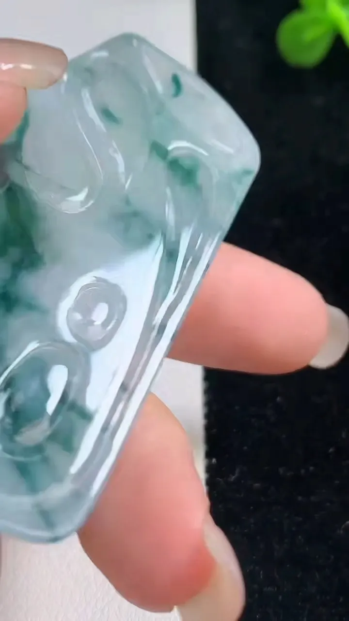 天然A货翡翠冰种飘花普贤菩萨吊坠，尺寸62.3-39.6-4.8，重量:23.64g
9月6日