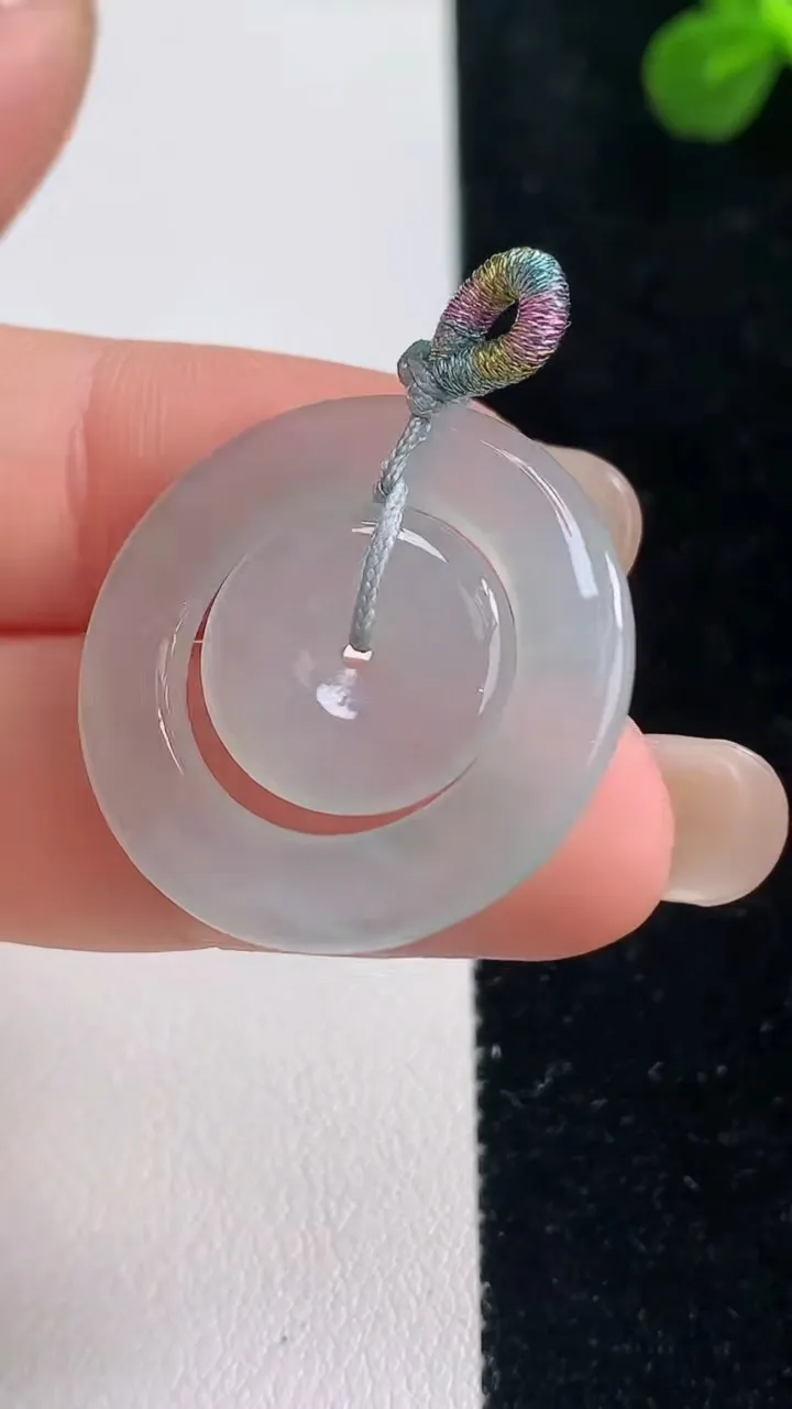 天然A货翡翠母子平安扣吊坠，尺寸26.8-2.7，重量:4.39g
9月6日