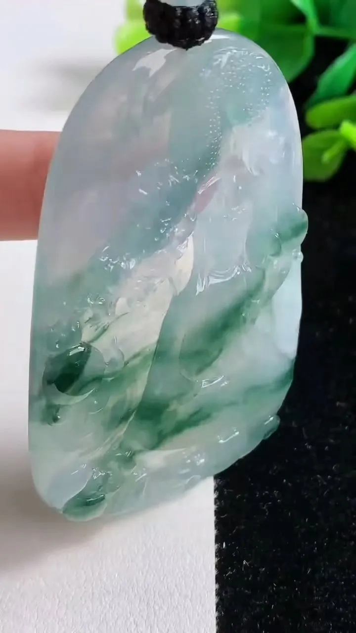 天然A货翡翠种飘花祥龙大势至观音菩萨吊坠，尺寸70-44.8-5.3，重量:43.68g
9月6日