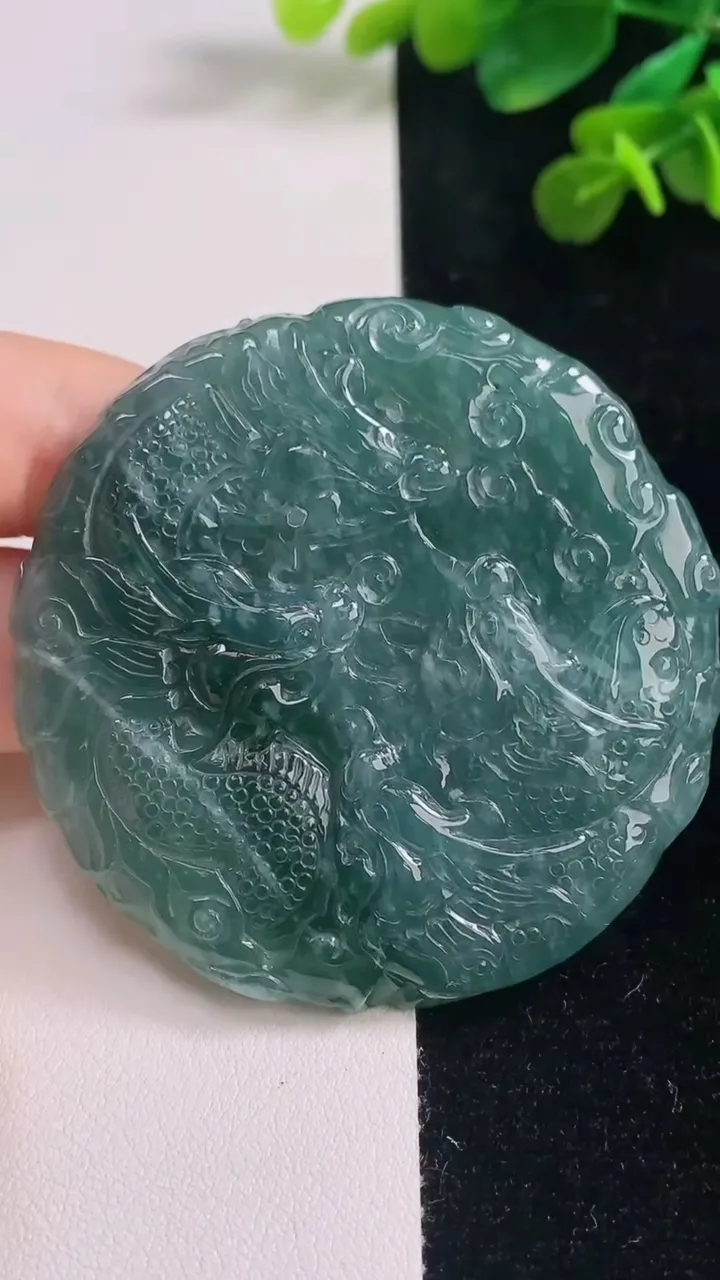 天然A货翡翠蓝水九龙至尊 龙牌吊坠，尺寸58.7-9，重:56.90g
9月6日