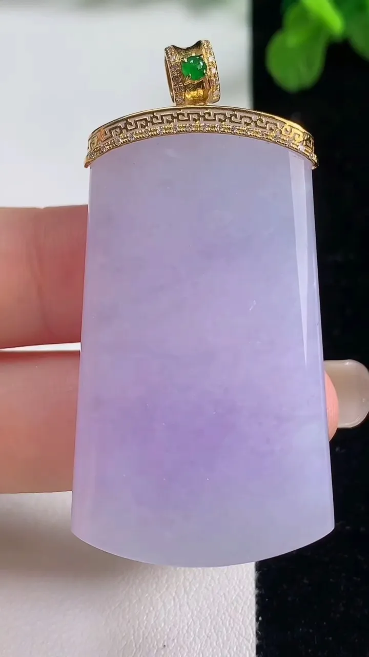 天然A货翡翠18k金紫罗兰无事牌吊坠，尺寸47.2-26.7-5.6，重量:21.36g
9月6日