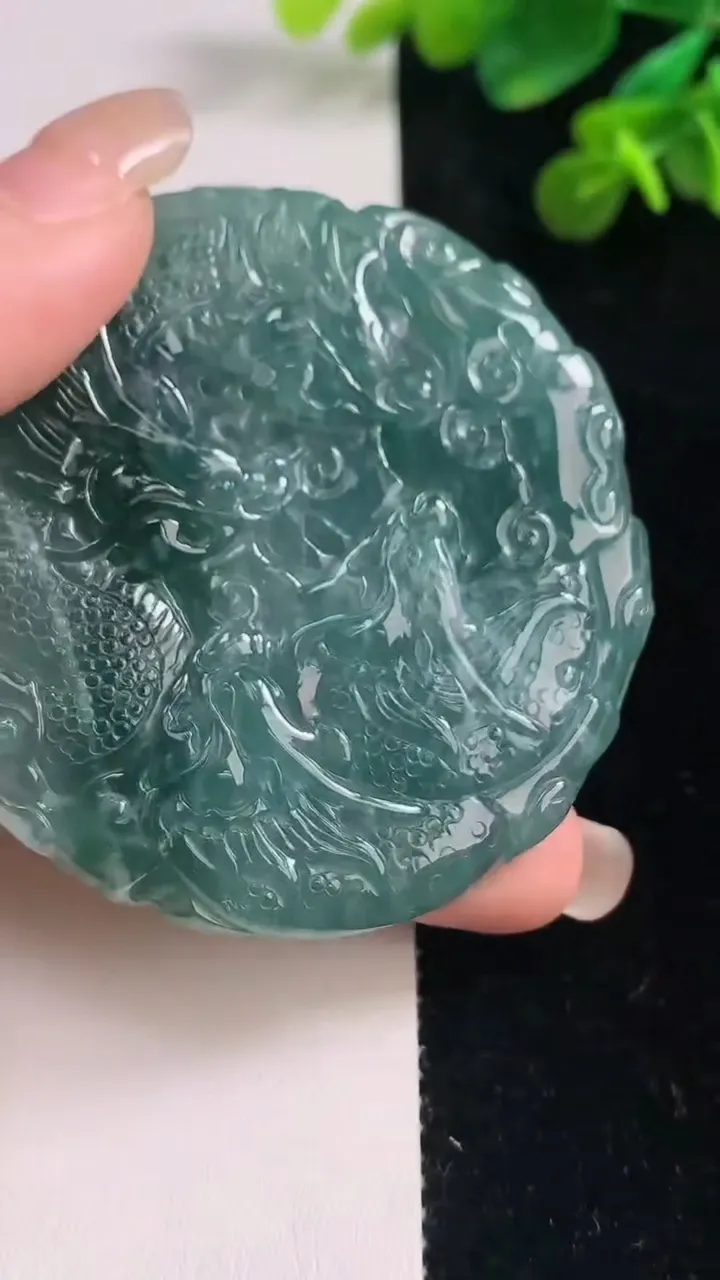 天然A货翡翠蓝水九龙至尊 龙牌吊坠，尺寸58.7-9，重:56.90g
9月6日