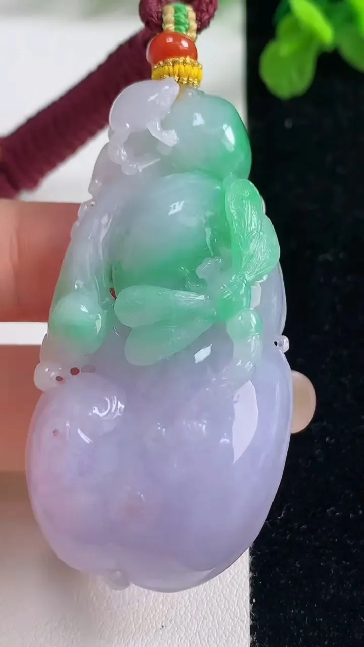 天然A货翡翠春带彩紫罗兰蜻蜓吊坠，尺寸58.6-29.8-13，重量:40.89g
9月6日