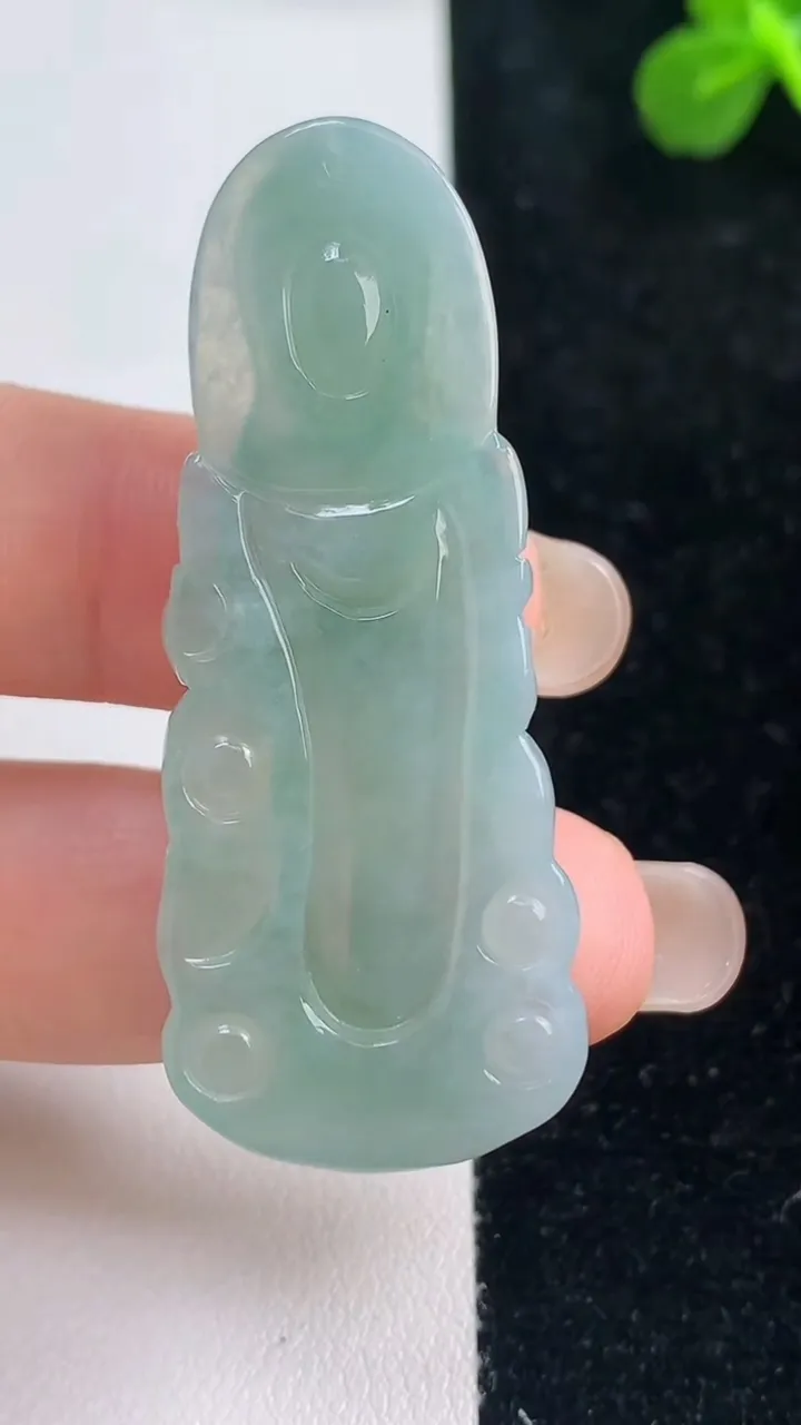 天然A货翡翠观音菩萨吊坠，尺寸50-19.6-5.3，重量:10.23g
9月6日