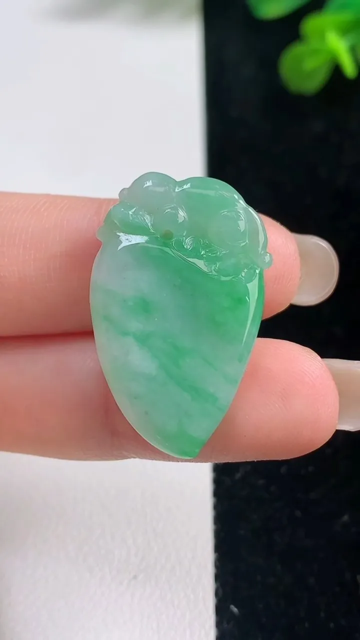 天然A货翡翠寿桃吊坠，尺寸29.2-18-6，重量:6.19g
9月6日