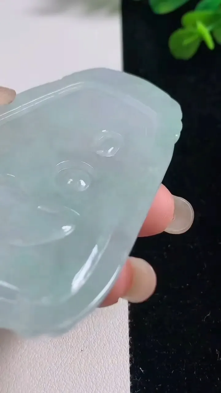 天然A货翡翠文殊菩萨吊坠，尺寸75.5-47-4.2，重量:37.78g
9月6日